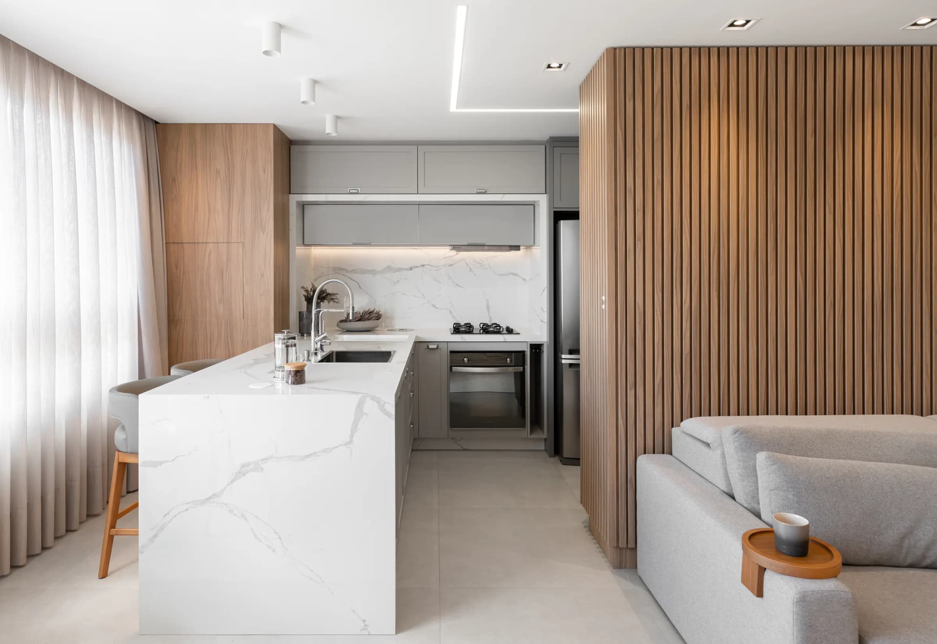 Cozinha e living integrados, com marcenaria contínua entre os dois ambientes