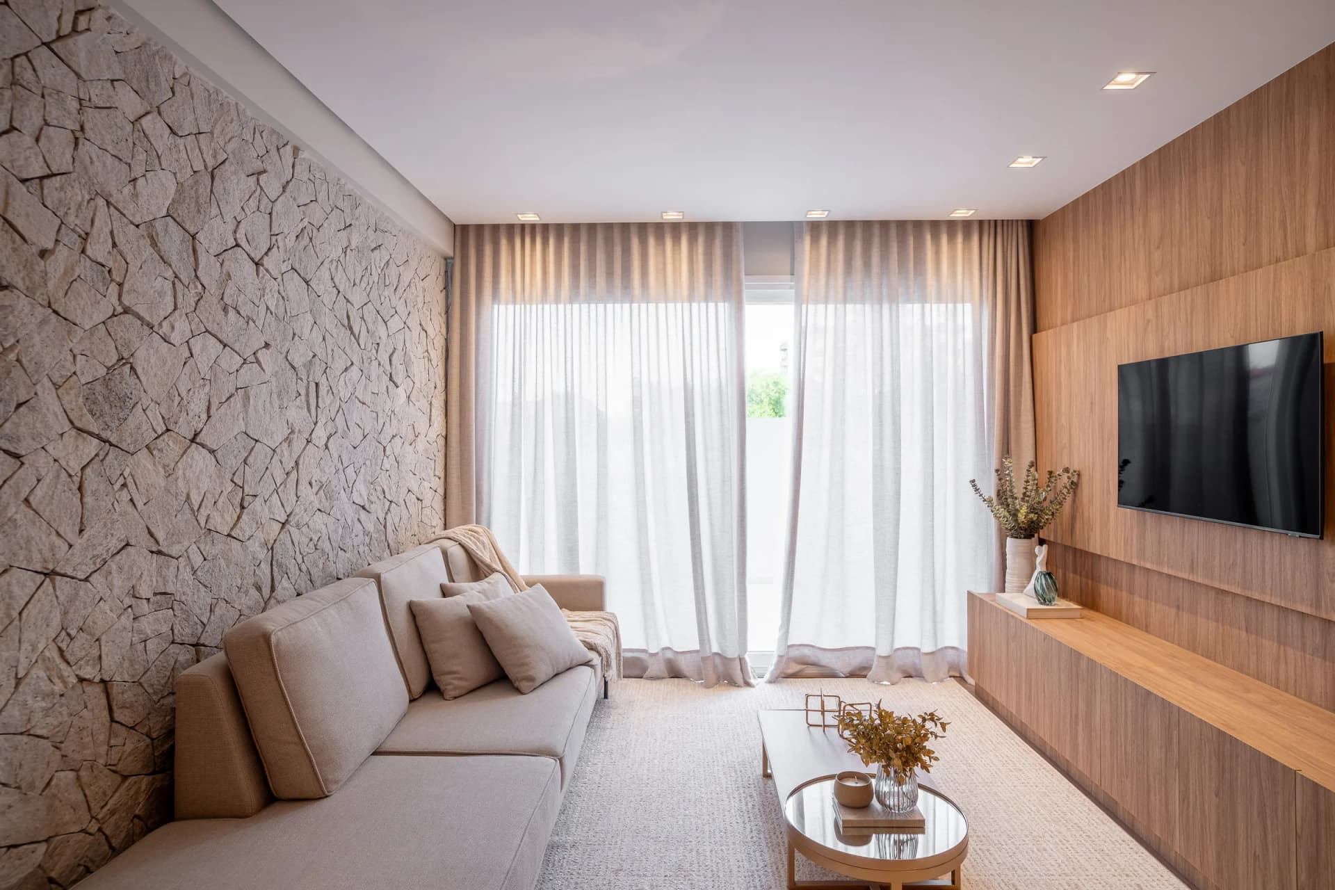 Living com pedra e painel do projeto Apartamento Sálvia